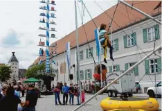  ?? Fotos: Vicky Jeanty ?? Die Bungee Anlage vor dem Rathaus zog beim Pfingstmar­kt vor allem die Kinder ma gisch an.