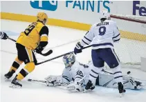  ?? GENE J. PUSKAR THE ASSOCIATED PRESS ?? Penguins’ Jake Guentzel, left, gets a rebound past Leafs goalie Kasimir Kaskisuo for the game’s first goal in the first period.