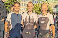  ?? FOTO: PRIVAT ?? Ein zufriedene­s Ehinger Triathlon-Trio beim Ironman Hamburg.