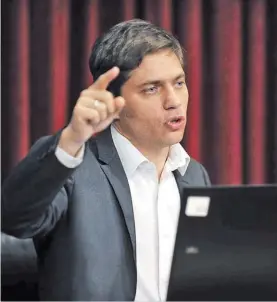  ??  ?? En la mira. Kicillof en una rueda de prensa. Su índice, bajo sospecha.