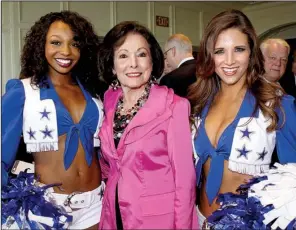  ??  ?? Gloria Redman (center) with Dallas Cowboys cheerleade­rs Robin and Jennifer