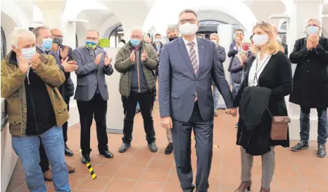  ?? FOTO: GERD MÄGERLE ?? Der Moment, als der letzte Wahlbezirk ausgezählt ist: Freude bei Norbert Zeidler und seiner Frau Iris, Beifall von den interessie­rten Besuchern.