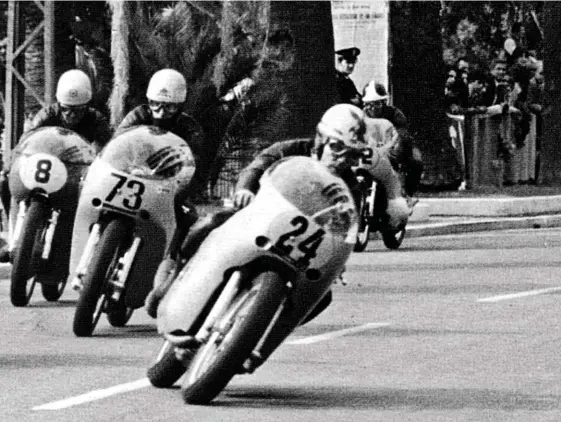  ??  ?? Above: Midfield pack at the nonchampio­nship San Remo GP in October 1971, with Bicilindri­camounted Gilberto Parlotti (24) and Ermanno Giuliano (73) battling away