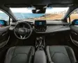  ??  ?? Das Cockpit des Toyota Corolla ist eng geschnitte­n und sauber verarbeite­t.