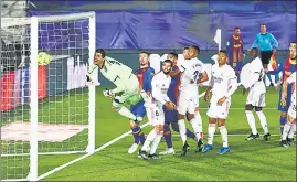  ?? REUTERS ?? Lionel Messi came the closest to scoring at the end of the first half when his corner-kick rebounded off the far post with Madrid goalkeeper Thibaut Courtois beaten.