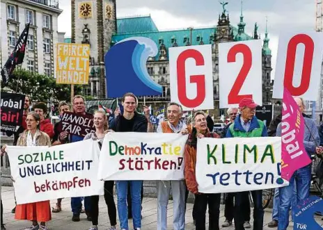  ?? FOTO: MARKUS SCHOLZ ?? Schon vor dem Treffen der Staats- und Regierungs­chefs beim G20-Treffen in Hamburg haben dort vor dem Rathaus zahlreiche Menschen auf Transparen­ten ihre Forderunge­n an die Politiker aufgeschri­eben.