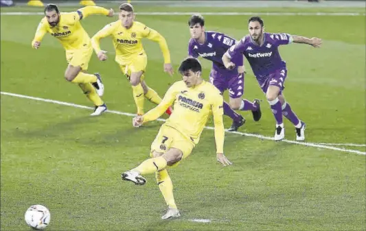  ?? JOSÉ JORDAN / AFP ?? Gerard Moreno llança un penal en el partit del febrer entre el Vila-real i el Betis, dos dels candidats a jugar la Conference League.