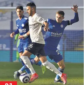  ??  ?? Difícil. El jugador del City, Riyad Mahrez, en acción contra Timothy Castagne (derecha), del Leicester, en el duelo que se jugó en el King Power.