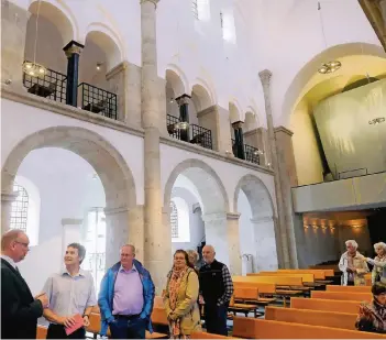  ?? RP-FOTO: OLAF STASCHIK ?? Pfarrer Ole Hergarten (l.) wusste viel Wissenswer­tes über die Reformatio­nskirche zu berichten, die zurzeit aufwendig saniert wird. Hinter der grauen Plastikfol­ie (im Bild rechts oben) steht die Orgel – sie wird so vor Staub geschützt.