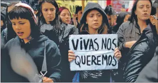  ?? CEDOC PERFIL ?? BASTA. Miles de hombres y mujeres vestidos de negro dijeron no a más muertes.