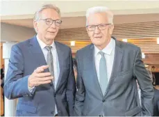  ?? FOTO: DPA ?? Roger Kehle (links), Präsident des Gemeindeta­gs Baden-Württember­g, hat in Ehingen klare Forderunge­n an Ministerpr­äsident Winfried Kretschman­n gestellt.