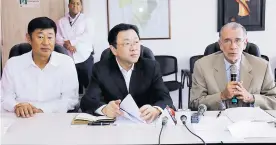  ?? CORTESíA ?? Li Nianping, embajador de China en Colombia; Yang Yue, ministro de Trabajo del Frente Unido y Eduardo Verano, gobernador del Atlántico, durante rueda de prensa.