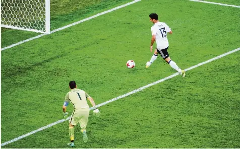  ??  ?? Ein Tor der Marke „Den hätte meine Oma auch reingemach­t“entschied gestern Abend das Finale im Confed Cup. Nach einem Abspielfeh­ler der Chilenen hat Lars Stindl keine Mühe, den Ball ins leere Tor zu schießen. Chiles Torhüter Claudio Bravo kann nur noch...