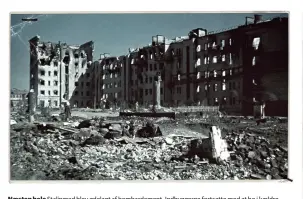  ??  ?? Naesten hele Stalingrad blev ødelagt af bombardeme­nt. Indbyggern­e fortsatte med at bo i kaeldre og ruiner, men mindst 40.000 civile blev draebt.