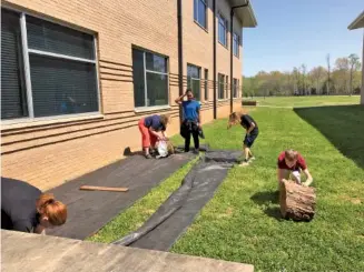  ?? CONTRIBUTE­D PHOTO ?? Students begin building an outdoor classroom at Hixson Middle School.