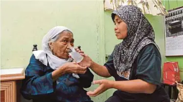  ?? FILE PIC ?? A foreign maid taking care of an elderly woman. Directly hiring foreign maids from source countries will reduce the cost and burden on employers.