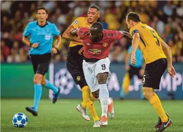  ?? EPA PIC ?? Manchester United’s Romelu Lukaku (second from right) dribbles past Young Boys’ Guillaume Hoarau (left) and Steve von Bergen in a Champions League match in Bern, Switzerlan­d on Wednesday.