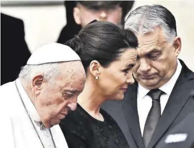  ?? LUCA ZENNARO / EFE ?? El Papa, con la presidenta de Hungría, Katalin Novak, y el primer ministro, Víktor Orban, ayer en Budapest.