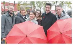  ??  ?? Parmi les gens présents qui avaient un parapluie pour démontrer les couleurs de la BNC, il y avait à l’avant-plan Thi Be Nguyen entourée d’Elliot Robin, Sylvie Durand, Dominique Poirier, Bruno Demmerle et Jean-François Sauvé.