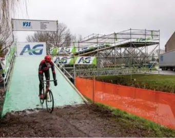  ?? FOTO KURT ?? De brug, bestaande uit twee delen en twee bochten, springt het meest in het oog.