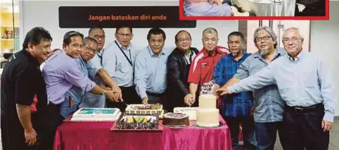  ??  ?? KETUA Pegawai Eksekutif The New Straits Times Press (M) Bhd (NSTP) Datuk Abdul Jalil Abdul Hamid (lima dari kiri) bersama Mustapa (tengah) memotong kek pada majlis #Terima Kasih Harian Metro di Balai Berita, semalam.