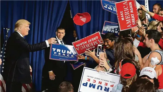  ?? FOTO REUTERS ?? Nic než jednoduchá hesla. To mají podle Jana Šterna americký prezident Donald Trump a jeho voliči společné, a proto ho volí. Snímek je z roku 2016, kdy se Trump stal prezidente­m.