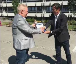  ?? FOTO: PRIVAT ?? Ordfører Jan Kristensen mottok det synlige beviset på gaven på en halv million kroner av styreleder i Sparebanks­tiftelsen SR Bank, Tom Tvedt.