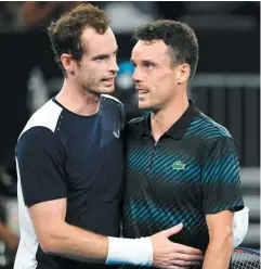  ??  ?? Andy Murray a plié l’échine devant l’Espagnol Roberto Bautista-Agut (en bas à gauche), au premier tour, hier à Melbourne. Il a salué la foule en quittant le terrain, ayant peut-être joué le dernier match de sa carrière.