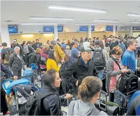  ??  ?? Caos en Aeroparque. Ayer, casi ningún pasajero de Latam pudo volar.