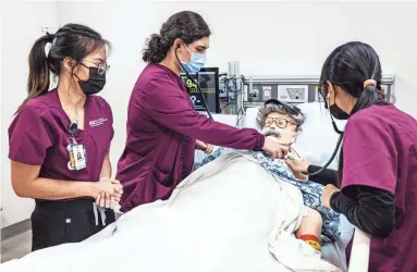  ?? COURTESY OF CHARLIE LEIGHT/ASU NEWS ?? Elliana Tenenbaum, second from left, works with her classmates at Arizona State University’s Edson College of Nursing and Health Innovation during a clinical simulation.