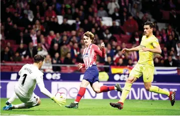  ??  ?? Atletico Madrid’s forward Antoine Griezmann (centre) challenges Girona’s Spanish goalkeeper Gorka Iraizoz and Girona’s Colombian defender Bernardo Espinosa during the Spanish league match Club Atletico de Madrid against Girona FC at the Wanda Metropolit­ano stadium in Madrid. — photo AFP