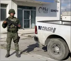  ?? ?? The Associated Press
A Mexican army soldier guards the Tamaulipas State Prosecutor’s headquarte­rs in Matamoros, Mexico, Wednesday.