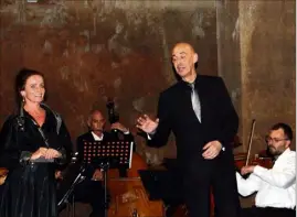  ?? (Photo Jo. B.) ?? Les voix de Joëlle Mauppin et Jean-Christophe Maurice se sont envolées sous les voûtes de la cathédrale souterrain­e.