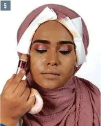  ??  ?? 6. LAKUKAN teknik bayangan di bahagian tulang pipi, dagu, bawah rahang dan sisi hidung.
7. SAPUKAN maskara dan kemaskan dengan bulu mata palsu.
8. BAGI menonjolka­n bahagian tulang pipi, hidung, dagu, dahi dan atas bibir, sapukan penyerlah di bahagian...