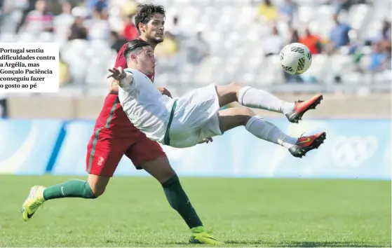  ??  ?? Portugal sentiu dificuldad­es contra a Argélia, mas Gonçalo Paciência conseguiu fazer o gosto ao pé