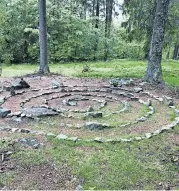  ?? [ Claudia Jörg-Brosche ] ?? Granitpilg­ern: Die 95 Kilometer lange Wanderrout­e ist neu, Steine weisen dem Wanderer den Weg durch das Obere Mühlvierte­l. Oben: Schloss Neuhaus im Hintergrun­d.