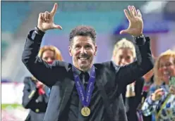  ??  ?? HISTÓRICO. Simeone mostraba orgulloso el 7, sus títulos.