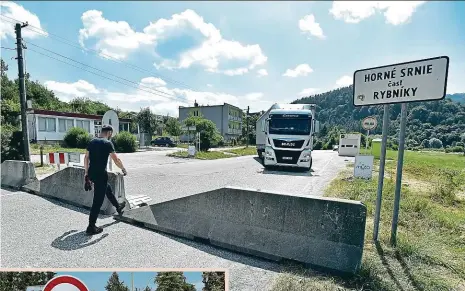  ?? Foto: ČTK ?? Neprojede Kamion na slovenské straně hraničního přechodu Brumov – Bylnice/Horné Srnie včera zastavily nové zátarasy.