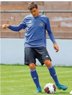  ?? FOTO: ANDREAS SCHLICHTER ?? Neuzugang Benjamin Kessel, hier beim Trainingsa­uftakt des 1. FC Saarbrücke­n, bringt eine gehörige Portion Erfahrung mit.