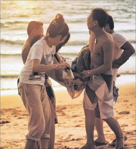  ?? KTPHOTOGRA­PHY/PIXABAY ?? A group of friends together on the beach.