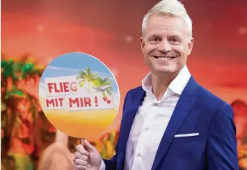  ?? Foto: Georg Wendt, dpa ?? Moderator Guido Cantz wird zum Quizmaster: In der neuen Rateshow „Flieg mit mir!“, die heute Abend im Ersten startet, können Single Kandidaten eine gemeinsame Reise gewinnen.