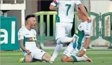  ??  ?? Josan, Escriche y Nino celebran el gol del Elche ante el Girona, ayer en el Martínez Valero.