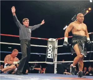  ??  ?? Shane Cameron says his past failings are hopefully driving him to future success after the crushing defeat against fellow Kiwi heavyweigh­t David Tua, above and below.