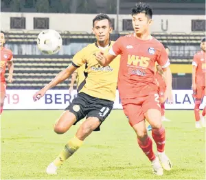  ??  ?? SENGIT: Penyerang Sabah FA Maxsius Musa bersaing dengan pemain pertahanan Perak FC dalam saingan Liga Super di Stadium Likas di sini malam kelmarin.