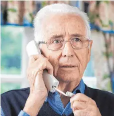  ?? FOTO: COLOURBOX ?? Älterer Mann am Telefon: Vor allem Senioren werden immer wieder Opfer von unzulässig­en Werbeanruf­en.