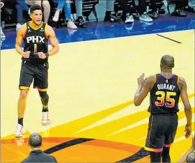  ?? CORTESÍA ?? Dupla. Devin Booker (i) y Kevin Durant fueron la dupla de ataque de los Suns.