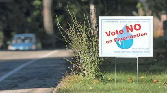  ?? GREGORY REC/PORTLAND PRESS HERALD VIA GETTY IMAGES ?? From Oregon to Pennsylvan­ia, hundreds of communitie­s have in recent years either stopped adding fluoride to their water supplies or voted to prevent its addition.