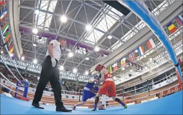  ??  ?? Imagen de un combate de boxeo olímpico durante el Europeo femenino de Alcobendas.