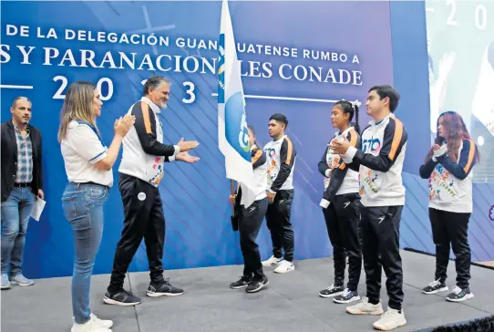  ?? FOTOS: JESÚS GUTIÉRREZ ?? Abanderaro­n a la Delegación de Guanajuato que va a Juegos Conade.