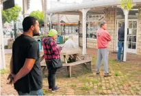  ?? Photo / Peter de Graaf ?? Customers wait outside a barbershop in Kerikeri on the first morning of Covid-19 alert level 2.